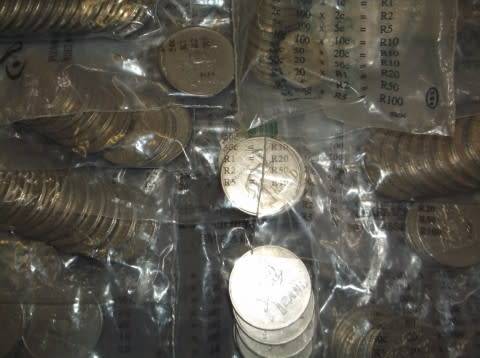 COINS : R1 SOUTH AFRICAN ( 121 COINS IN TOTAL )